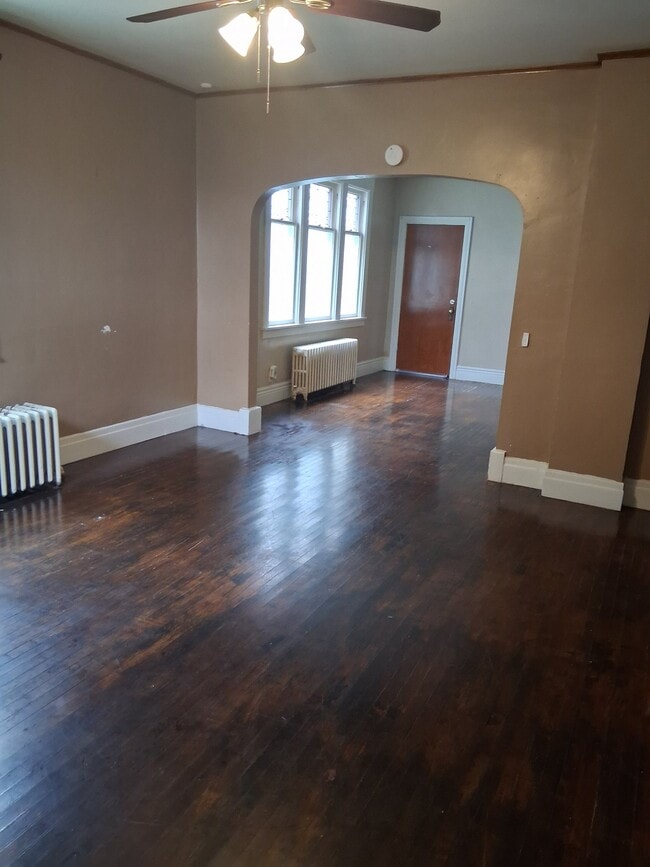 Building Photo - 221 Cable St Unit REAR