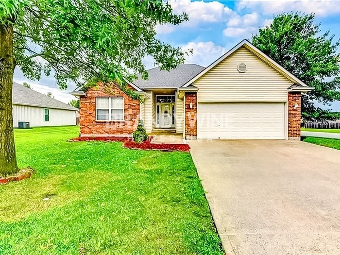 Photo - 701 SW Logan Dr House