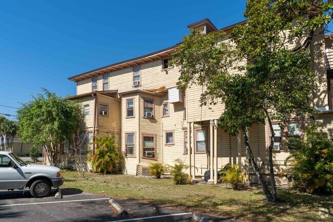 Three-Story Residential Asset - Legacy Daytona Multifamily