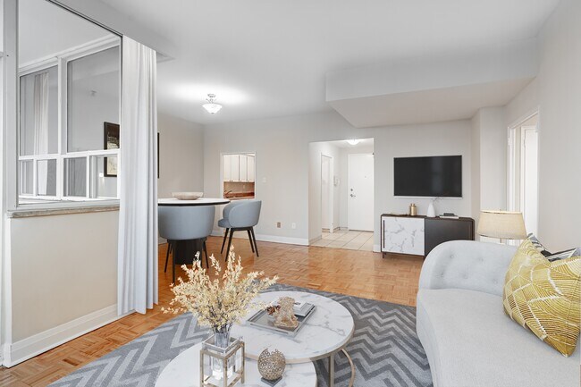 Photo - 4415 Bathurst Street