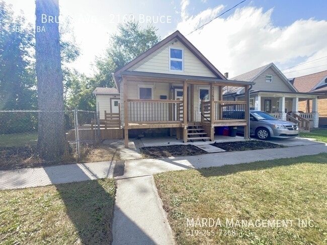 Building Photo - CHARMING 3 BED/1 BATH HOUSE + HYDRO, WATER & GAS!