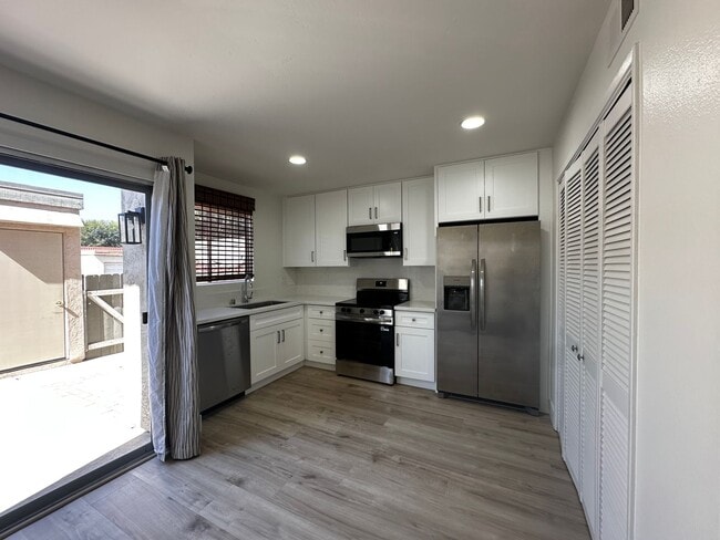 Building Photo - 637 Beverly Pl