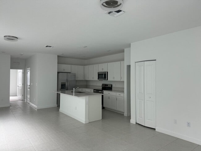 Photo - 4663 Hollister Ave