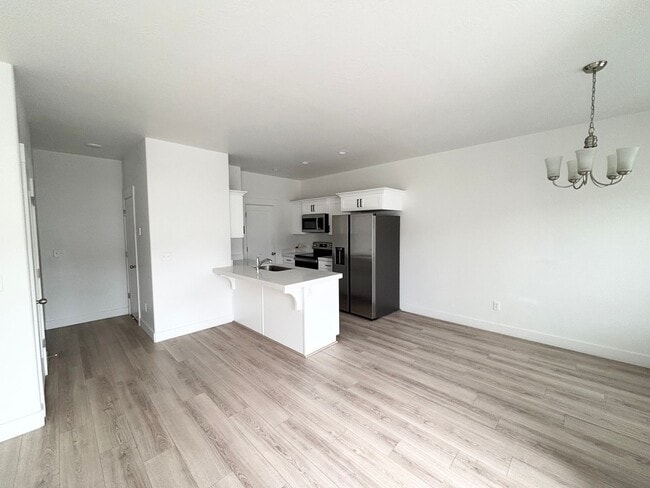 Building Photo - 4 bedroom/2.5 bathroom Townhome in Eagle Mountain