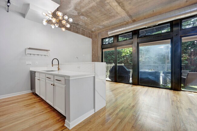 Photo - 1111 W 15th St Unidad 113