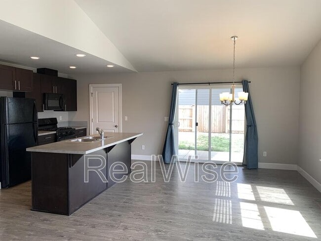 Photo - 474 NE Oak Ave