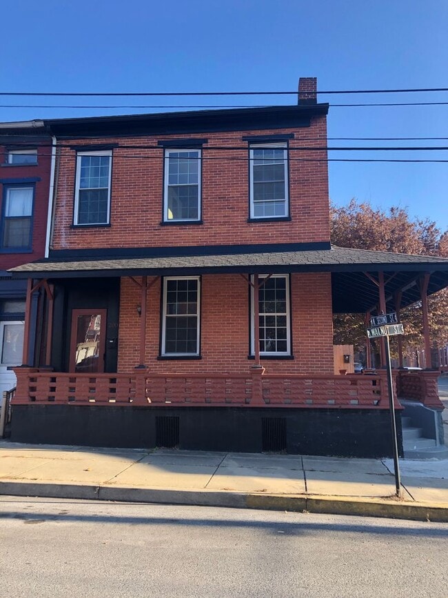 Building Photo - 200 Walnut St Unit Front
