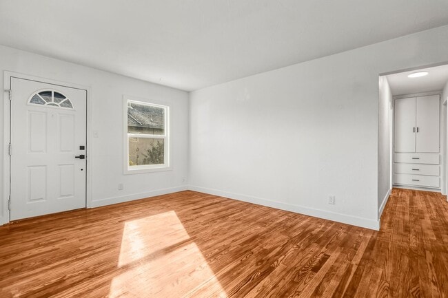 Building Photo - NEWLY RENOVATED 1 BED/1 BATH WITH FENCED BACKYARD