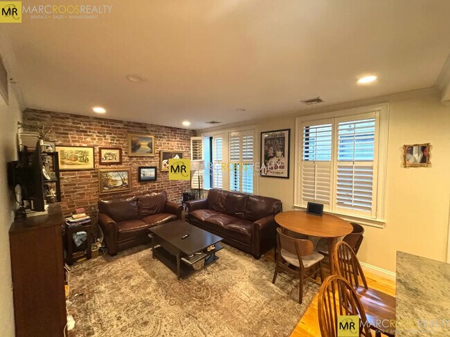 Photo - 452 Hanover St