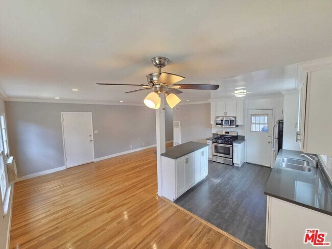 Building Photo - 5329 Vantage Ave Unit 3