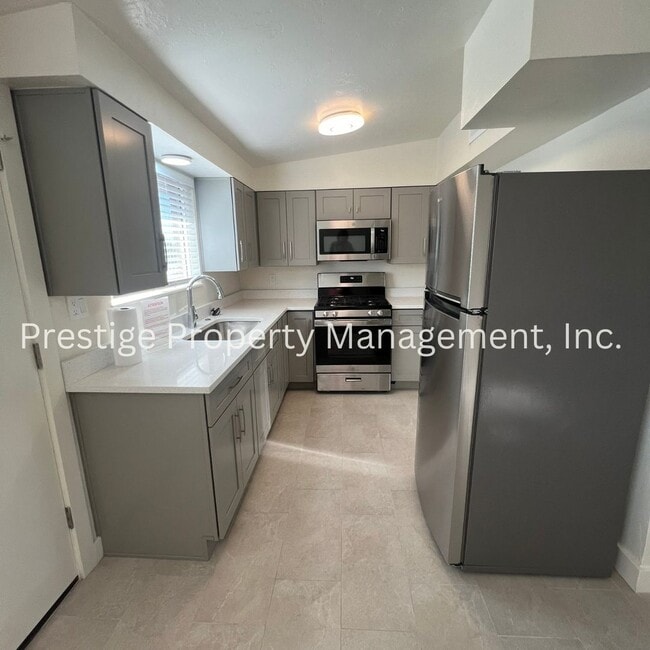 Photo - 1/1 Remodeled Triplex Across from the UofA!