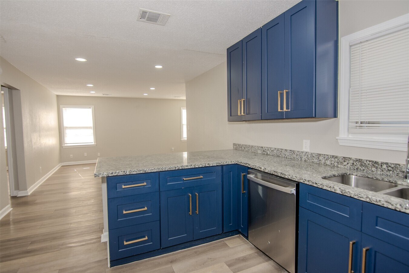 Photo - 5923 Bernice St