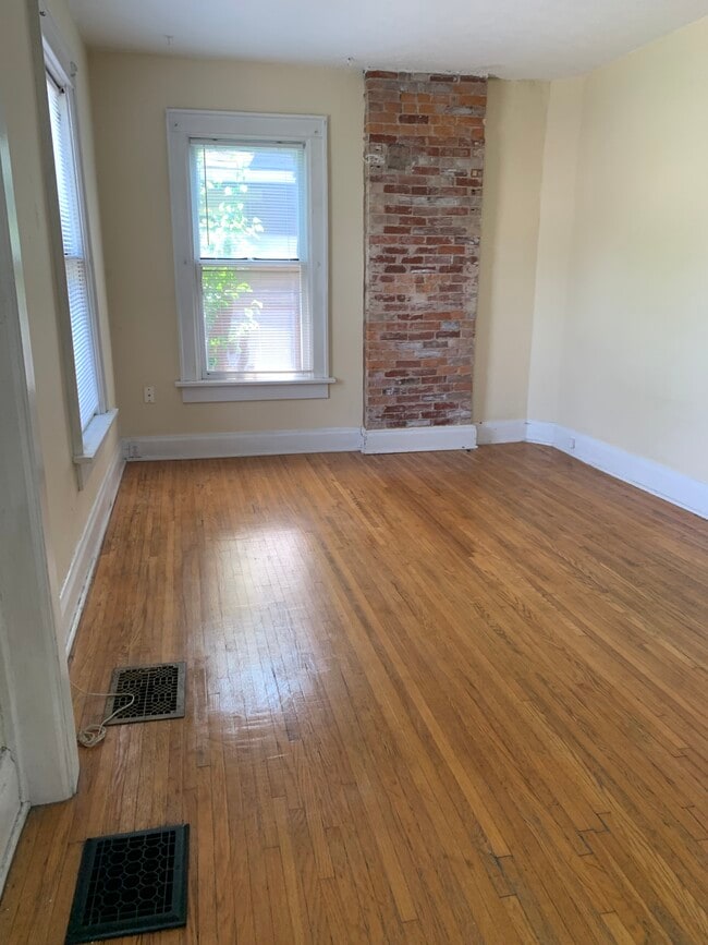 Building Photo - 2535 Summit Street Unit upper