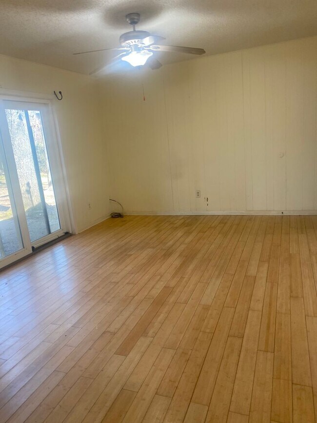Photo - Perfect 3 bedroom 2 bathroom house located...
