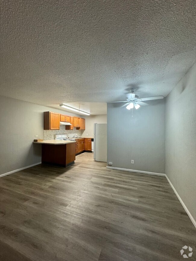 Building Photo - Move into this amazing 1 bedroom apartment... Unit 24