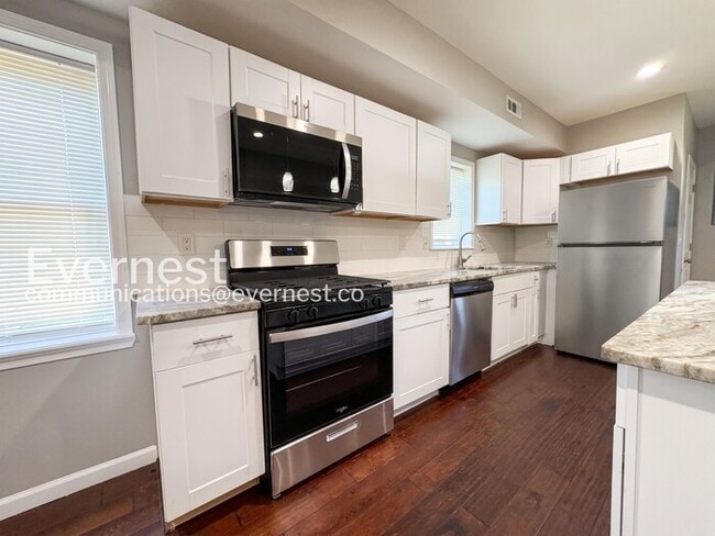 Photo - 3 Bed/1.5 Bath Townhome with fenced yard and deck/ Available Now!