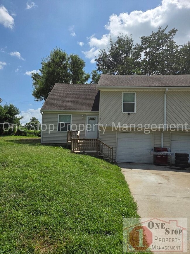 Building Photo - Updated 3 Bedroom, 1 Bathroom Duplex in Independence, MO