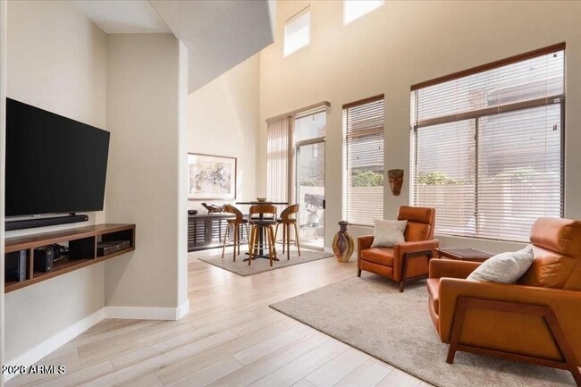 Building Photo - 2019 E Campbell Ave Unit 118