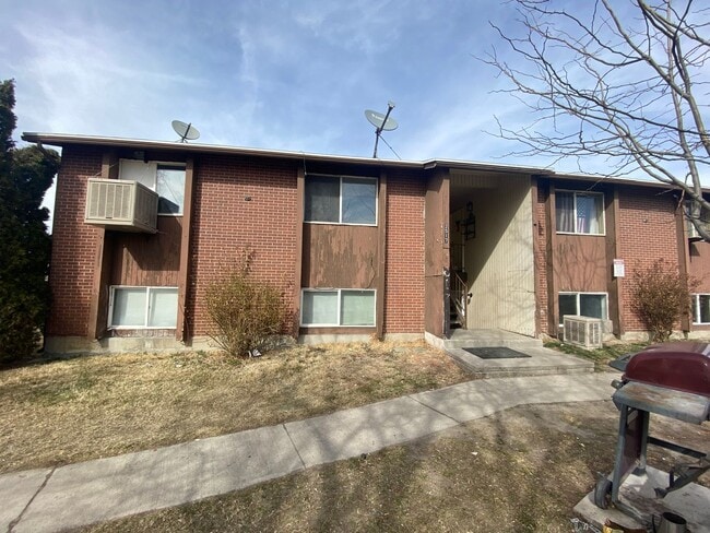 Building Photo - 2517 S Lakecrest Dr Unit 03