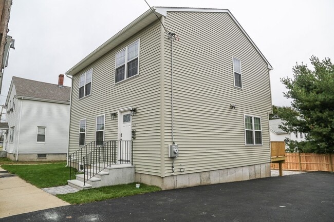 Building Photo - Newly Built 6br/3ba- Steps away from PC!
