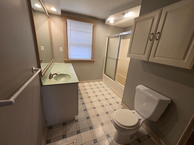 Photo - 204 W Locust St