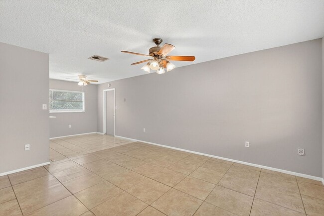Photo - 3 Bedroom Home in Tavares – Available Now!