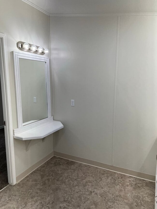 Building Photo - Lovely 3 bedroom home on property