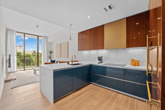 Building Photo - 2678 Tigertail Ave Unit 315