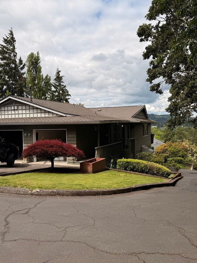 Building Photo - 2-Bedroom 1 1/2- bathroom Townhouse style duplex.
