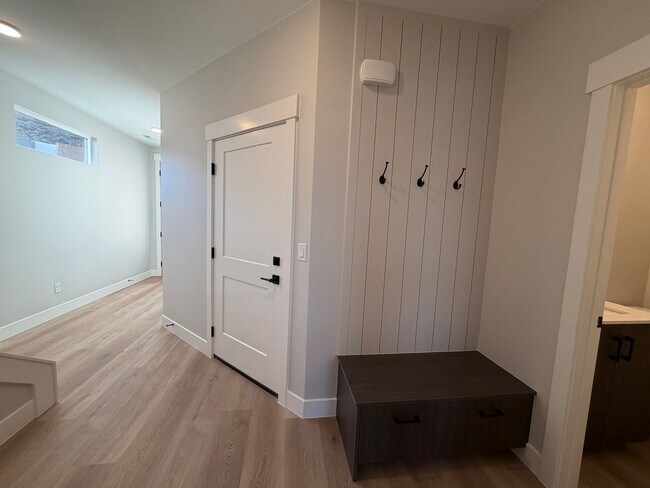 Photo - 618 Hemsworth Ln