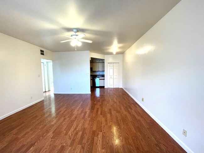 Building Photo - 5500 N Valley View Rd Unit 303