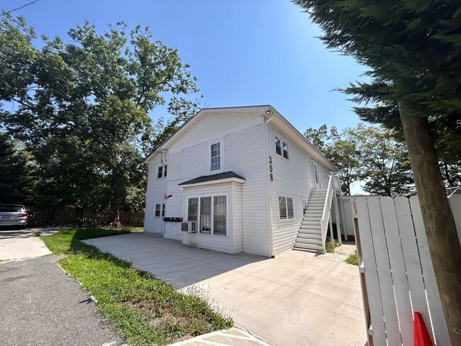 Building Photo - 308 W Kivett St Unit 4