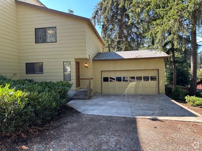 Building Photo - 2 bedroom 1.5 bathroom duplex in quiet Thu... Rental