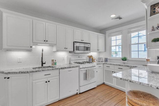 Cocina luminosa con entrada desde el comedor. Estufa a gas, encimeras de granito, iluminación debajo de la encimera. Alacena. - 2314 Bryn Mawr Ave