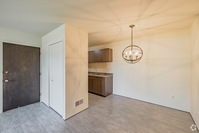 2BR, 1BA, Dining