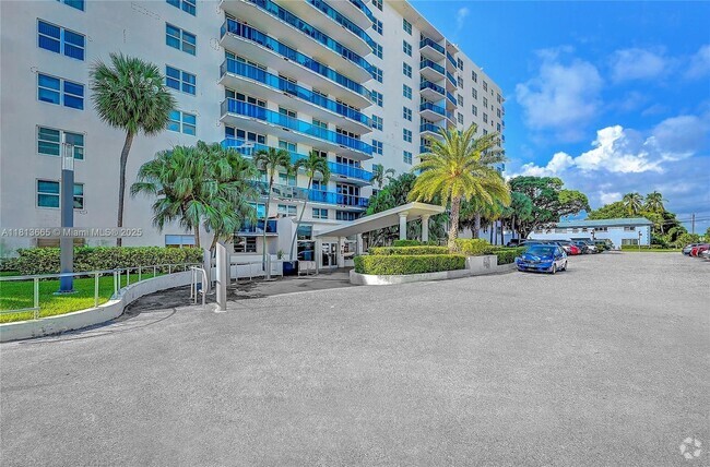 Building Photo - 7501 E Treasure Dr Unit 1A Rental