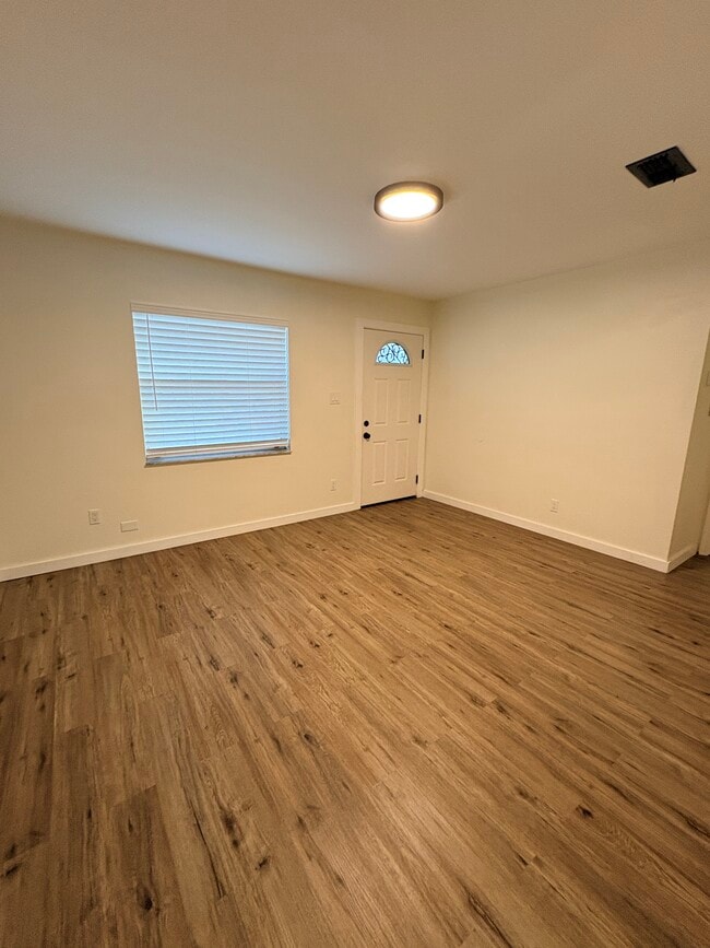 Photo - 2825 E Clark St