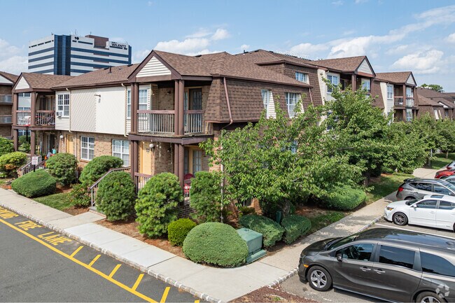 Alternar - Woodbridge Center Plaza