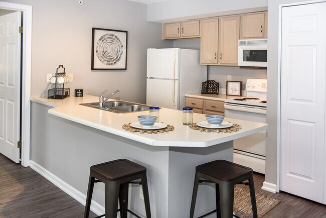 Well-equipped kitchen with breakfast bar