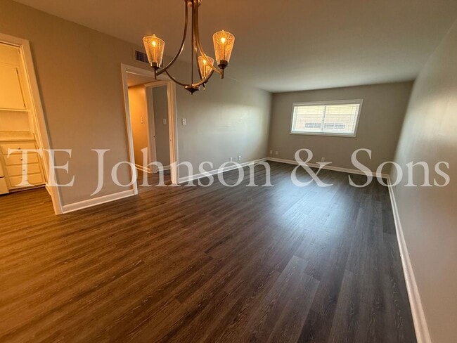 Photo - 1 Bedroom Minutes from The School of the A... Unidad 2001 S Main 207