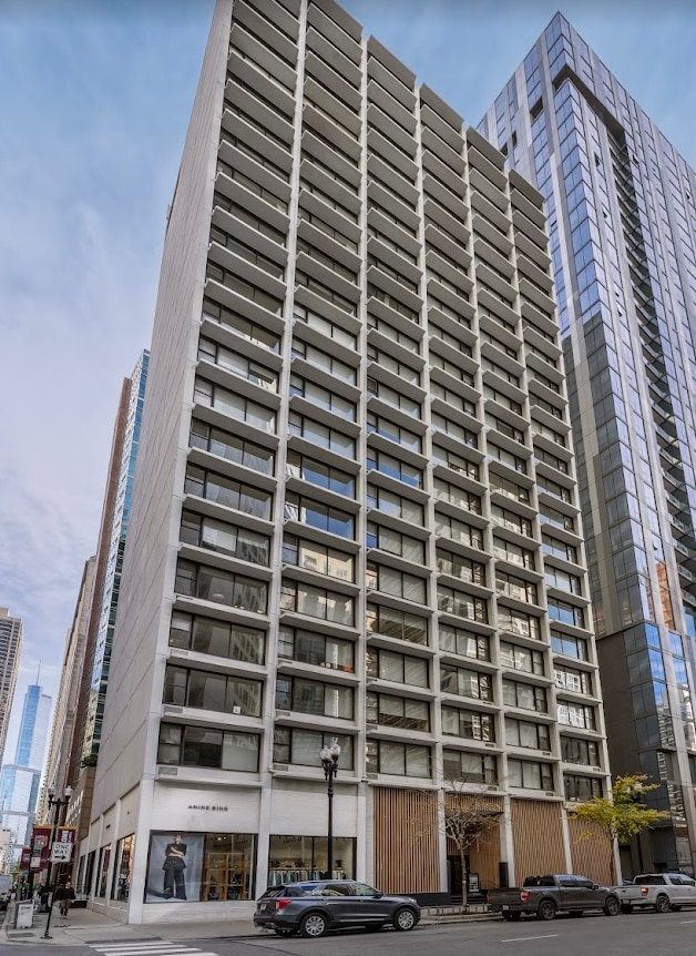 Building Photo - 20 E Chestnut St Unit 11B