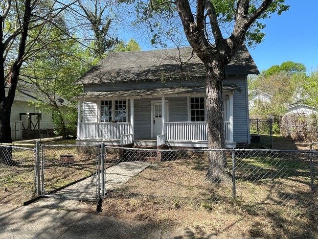 Building Photo - 2 bedroom 1 bathroom house with fenced yard available