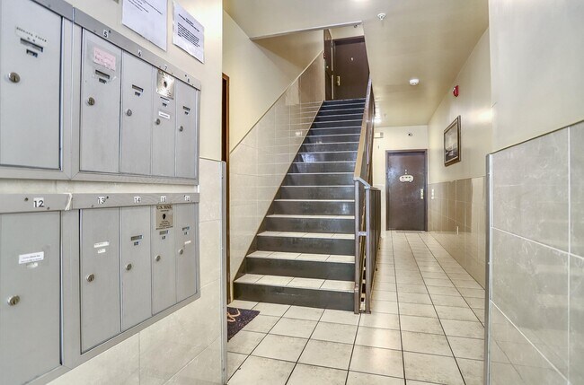 Building Photo - 715 28th St Unit 13 Rental