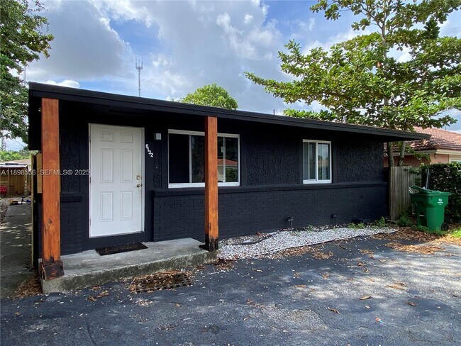 Building Photo - 6132 SW 39th St Unit Front