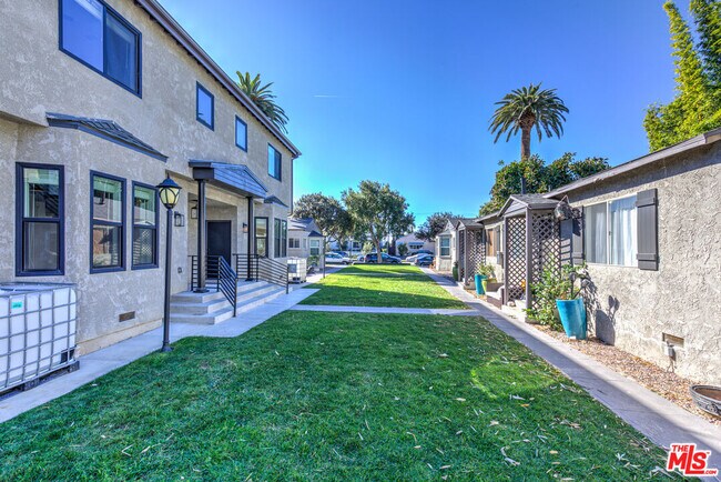 Building Photo - 1855 Euclid St Unit 1851B