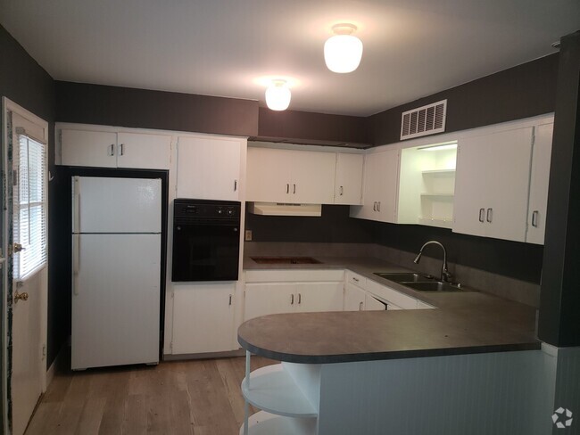 Building Photo - Nice 2 bedroom on Campus. Rental