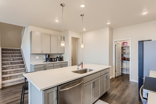 Photo - 10565 Paris St