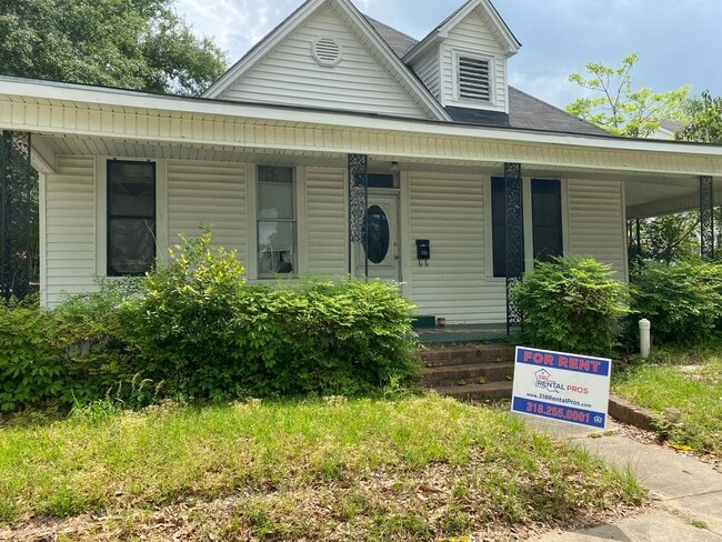 Building Photo - Large Centrally Located Home