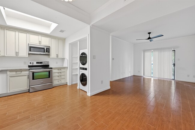 Building Photo - 11711 Memorial Dr Unit 305