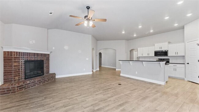 Photo - 5902 NW Hoover St